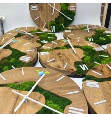 Часы из массива карагача со мхом