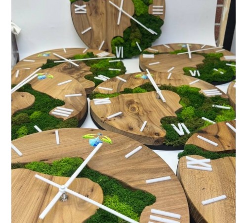 Часы из массива карагача со мхом