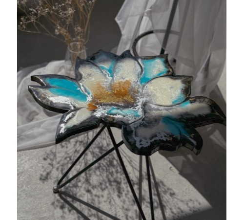 Столик из эпоксидной смолы Лотос