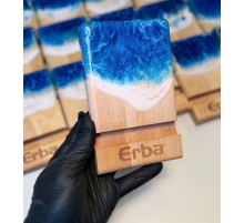 Подставка под телефон из дерева и эпоксидной смолы с логотипом
