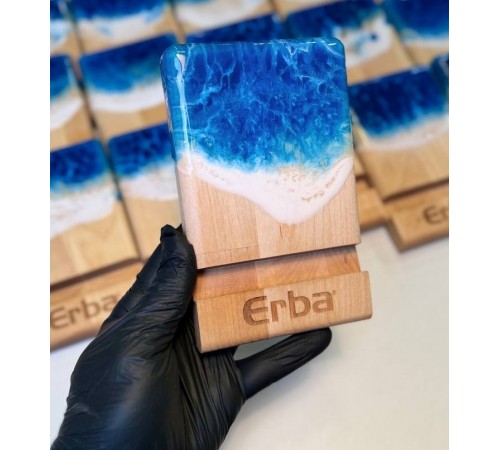 Подставка под телефон из дерева и эпоксидной смолы с логотипом