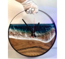 Часы в металлическом ободе с дубом