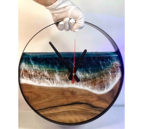 Часы в металлическом ободе с дубом