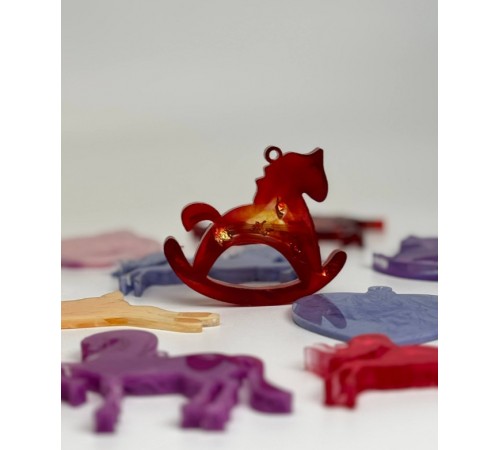 Елочная игрушка из эпоксидной смолы Лошадка