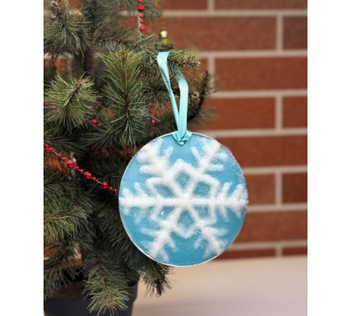 Елочная игрушка из эпоксидной смолы Снежинка