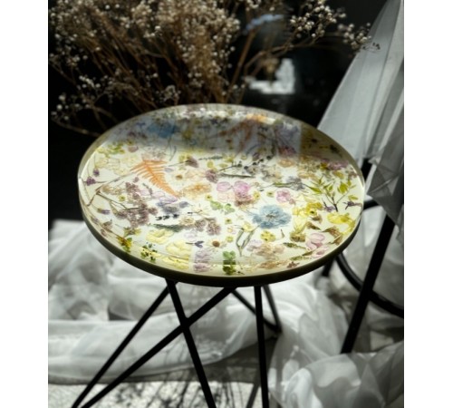 Столик из эпоксидной смолы с цветами