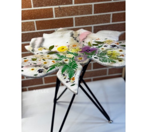 Столик из эпоксидной смолы Лотос с цветами