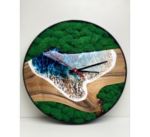 Часы в металлическом ободе с дубом и мхом