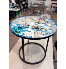 Столик из эпоксидной смолы с ракушками