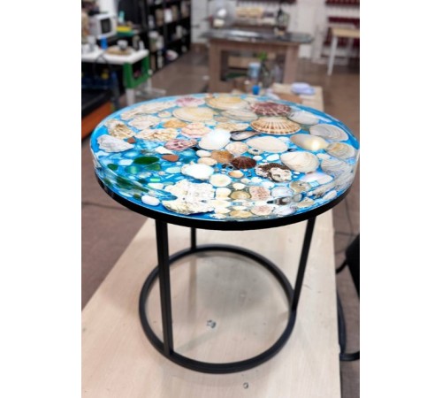 Столик из эпоксидной смолы с ракушками