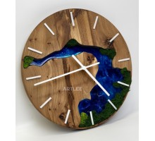 Часы из массива карагача со мхом и смолой