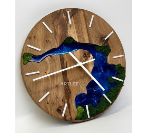 Часы из массива карагача со мхом и смолой