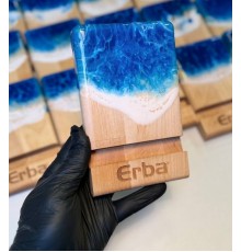 Подставка под телефон из дерева и эпоксидной смолы с логотипом