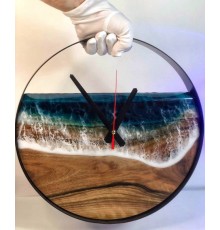 Часы в металлическом ободе с дубом