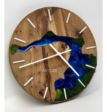 Часы из массива карагача со мхом и смолой