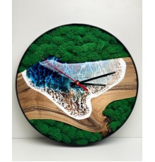 Часы в металлическом ободе с дубом и мхом